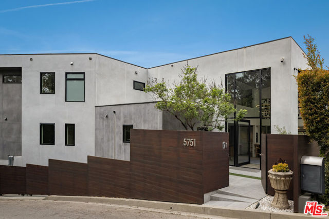 5751 Valley Oak Drive, Los Angeles CA: https://media.crmls.org/mediaz/2636fc42-683c-4e9d-b23a-4fe755e7fcbe.jpg