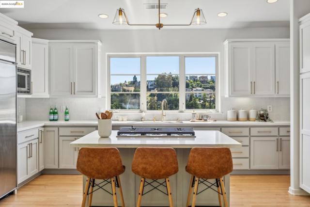 911 Aquarius Way, Oakland CA: https://media.crmls.org/mediaz/2637277c-84d9-4e79-82e5-6fcf74be9753.jpg