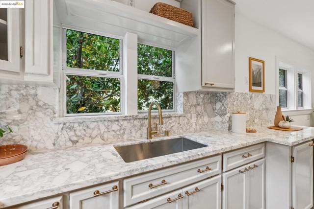 6232 Manoa St, Oakland CA: https://media.crmls.org/mediaz/263746b0-9e40-4616-b58f-d709e08d528a.jpg