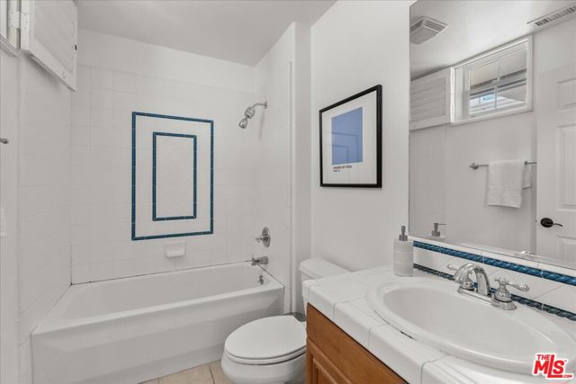 5935 Playa Vista Drive, Playa Vista CA: https://media.crmls.org/mediaz/2637bc0e-3933-4548-a717-78685c695fee.jpg