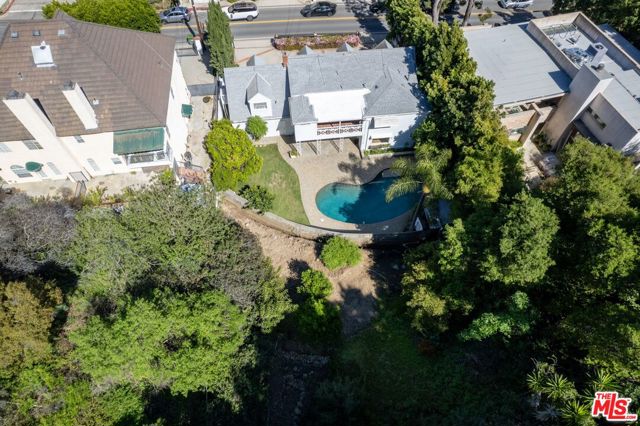 2427 Benedict Canyon Drive, Beverly Hills CA: https://media.crmls.org/mediaz/26380eb9-23c3-4d11-8af2-8307e63f603c.jpg
