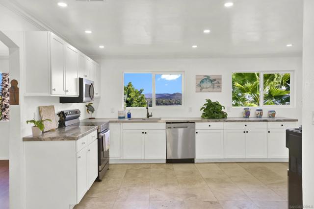 460 Rancho La Mirada Ln, Escondido CA: https://media.crmls.org/mediaz/263818ae-6eae-4291-bd21-177039491453.jpg