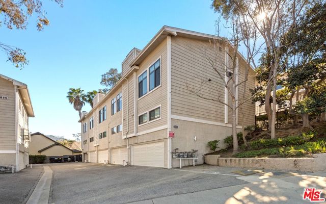 4628 Don Lorenzo Drive, Los Angeles CA: https://media.crmls.org/mediaz/26384070-572b-4d0c-8d7e-773cd13a3867.jpg