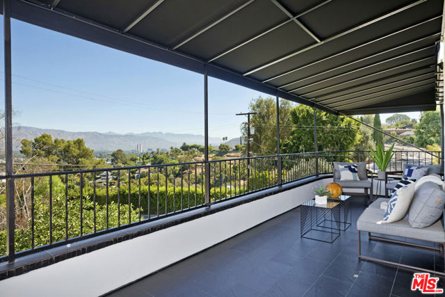 3712 Berry Drive, Studio City CA: https://media.crmls.org/mediaz/2638a20d-9aab-40a4-9e00-ff24800c1947.jpg