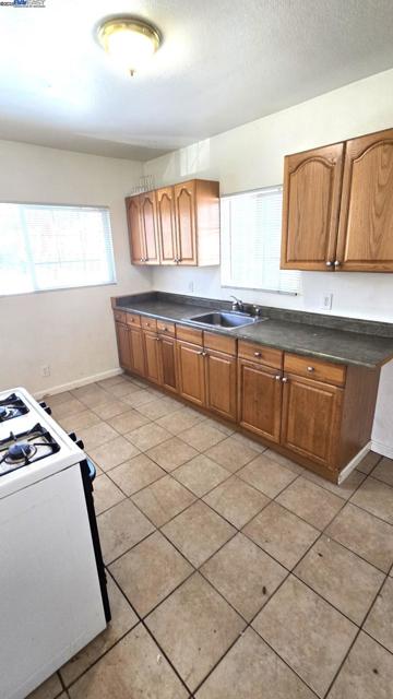 3020 E. 19th st, Oakland CA: https://media.crmls.org/mediaz/26396b28-528f-47d0-9f7f-2794bc8b495e.jpg