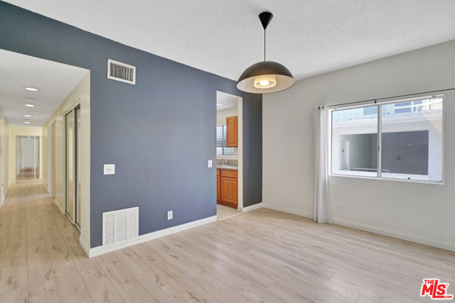 221 S Tower Drive, Beverly Hills CA: https://media.crmls.org/mediaz/263a0537-b759-4aba-bfc5-34621cf32672.jpg