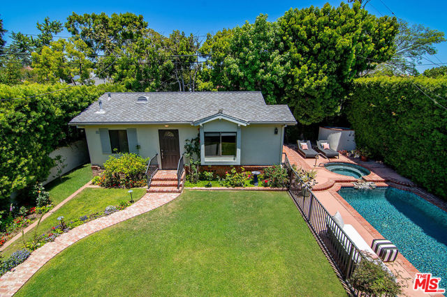 745 25th Street, Santa Monica CA: https://media.crmls.org/mediaz/263a6718-1f34-4e06-bef7-890a853cffda.jpg