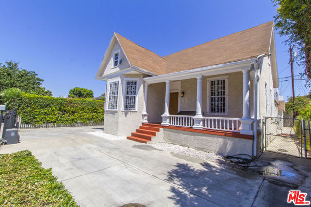 1216 S Lucerne Boulevard, Los Angeles CA: https://media.crmls.org/mediaz/263aabe2-c24a-4a54-874d-7556caeb3516.jpg