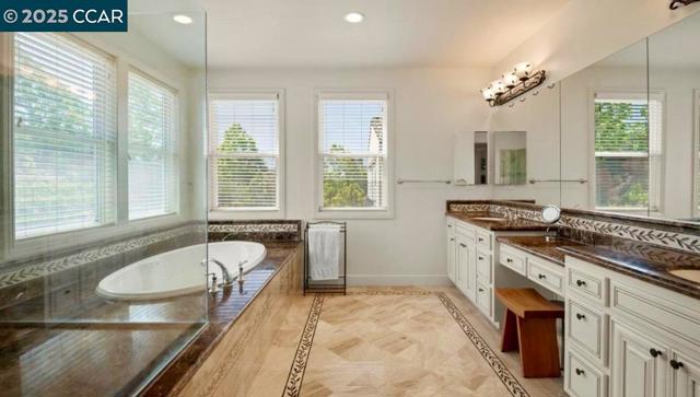 130 Arundel Dr, Hayward CA: https://media.crmls.org/mediaz/263b26be-7685-437d-a122-a36a4b92f48c.jpg