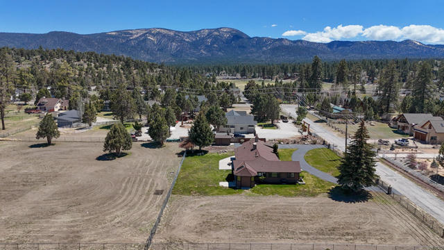 108 Palomino Drive, Big Bear CA: https://media.crmls.org/mediaz/263b3cf8-afd6-49de-a718-c56d11fab8bc.jpg