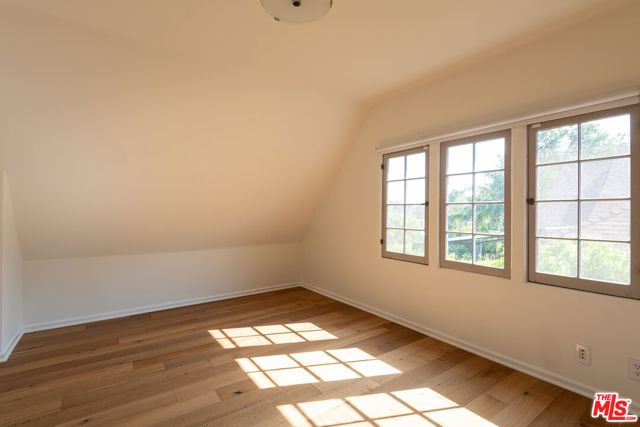 3756 Effingham Place, Los Angeles CA: https://media.crmls.org/mediaz/263b5a87-6011-4dc1-9424-9ba0eecbef57.jpg