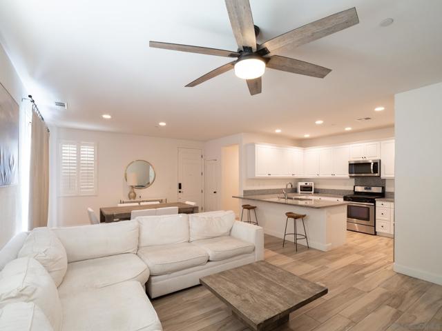 1904 Avenida Senecio, Chula Vista CA: https://media.crmls.org/mediaz/263b7fa2-0b9d-446e-81f3-c942f79720ff.jpg