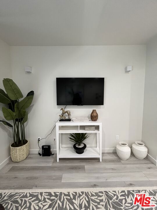 124 S Croft Avenue, Los Angeles CA: https://media.crmls.org/mediaz/263c26f6-71d0-440f-8ab3-8a5957eed835.jpg