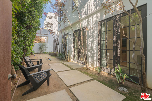 509 Santa Clara Avenue, Venice CA: https://media.crmls.org/mediaz/263d2829-ad0d-4940-a61a-2d4500873ae8.jpg