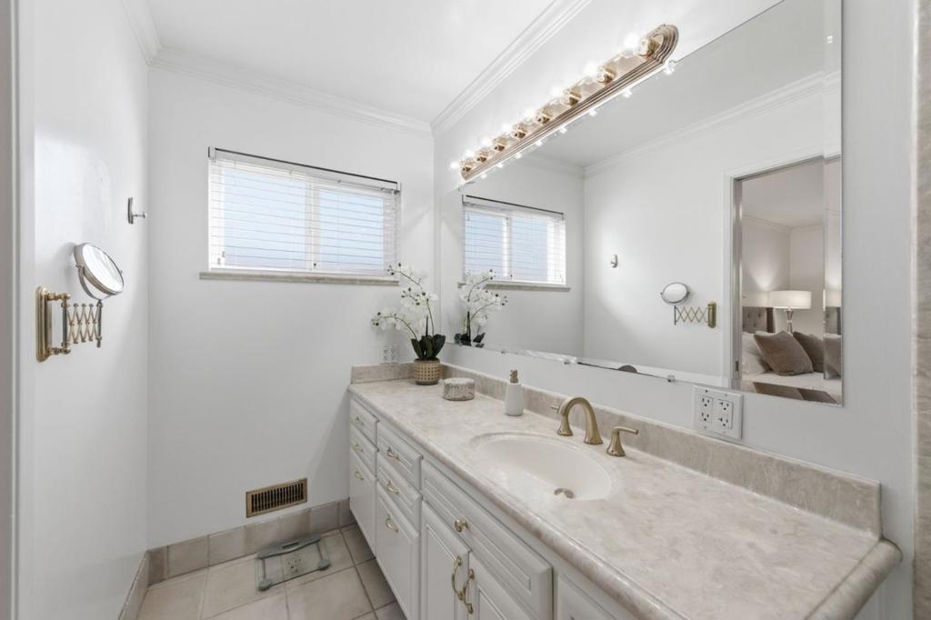 https://media.crmls.org/mediaz/263f03ea-f06b-4166-8b71-e91276ac2535.jpg?preset=X-Large