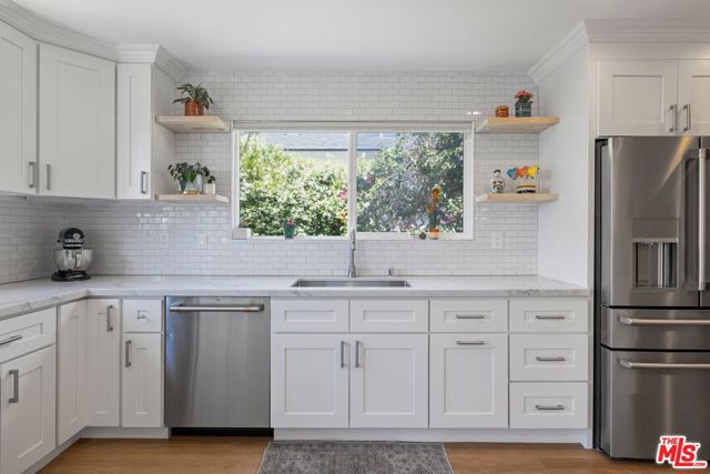 3551 S Bentley Avenue, Los Angeles CA: https://media.crmls.org/mediaz/263f991f-18bb-4595-b674-26e2e806b70a.jpg