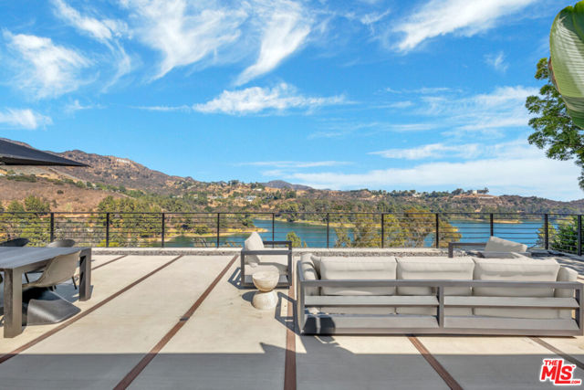 2960 LAKERIDGE Drive, Los Angeles CA: https://media.crmls.org/mediaz/263ff66a-a4f9-4848-98ca-a67f2207a6d2.jpg