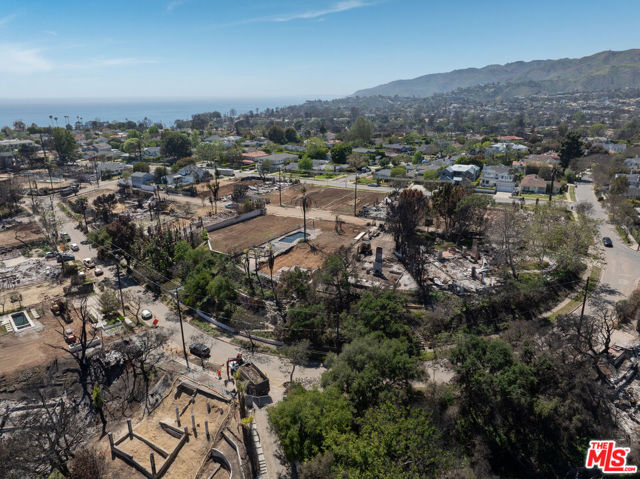 651 Erskine Drive, Pacific Palisades CA: https://media.crmls.org/mediaz/26401384-e997-4d6e-96fc-839cb2ffc07e.jpg