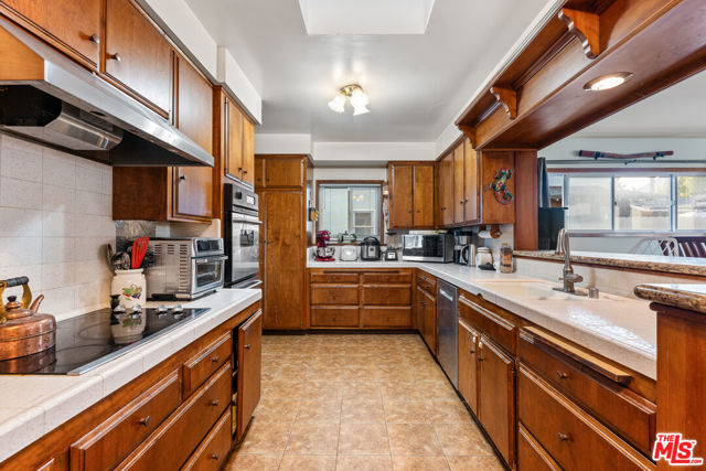 6347 W 84th Street, Los Angeles CA: https://media.crmls.org/mediaz/26403a91-5121-4bc6-aac0-559f101f9501.jpg