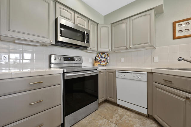 Image 12 of 40 For 43409 Lacovia Drive