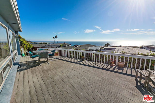 29500 Heathercliff, Malibu CA: https://media.crmls.org/mediaz/2640d969-5948-49b1-8864-dcebf9a39c58.jpg