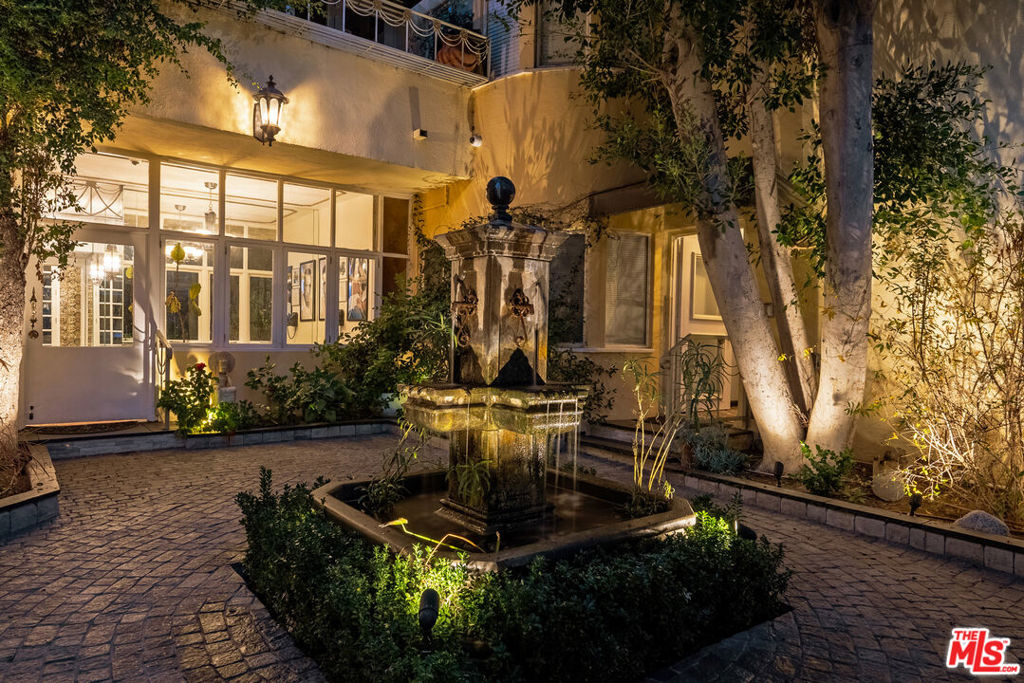 https://media.crmls.org/mediaz/26411700-d653-4b69-a851-e21f784d3dcf.jpg?preset=X-Large
