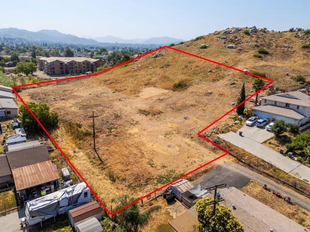 1161 N Anza Street, El Cajon CA: https://media.crmls.org/mediaz/264128b8-75d1-4969-83b2-dff25c378582.jpg