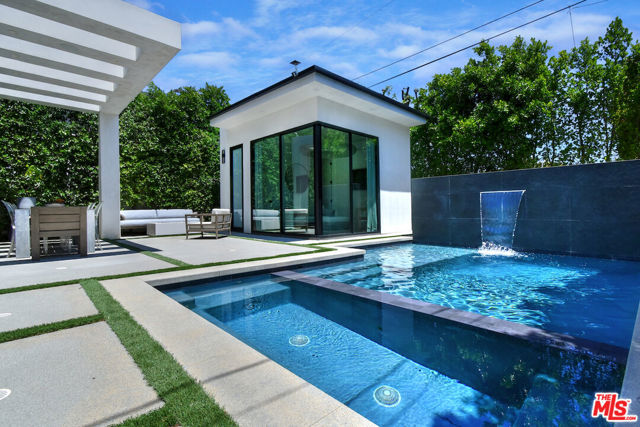 5316 Lennox, Sherman Oaks CA: https://media.crmls.org/mediaz/26415861-66f1-41f5-90e4-8d3b15807680.jpg