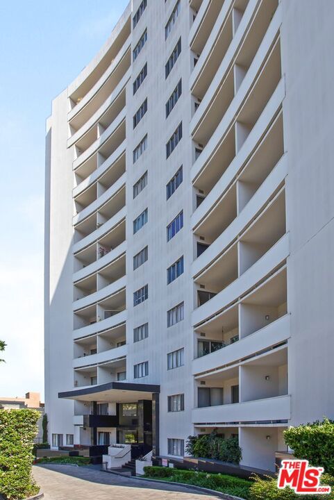 7250 Franklin Avenue, Los Angeles CA: https://media.crmls.org/mediaz/2642b021-9447-4b7f-bf7a-70ac2f6656dd.jpg
