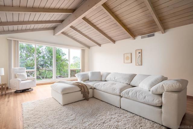 1444 Rodeo Dr, La Jolla CA: https://media.crmls.org/mediaz/2642da73-c0fe-456c-a808-e8f3ce5c027f.jpg