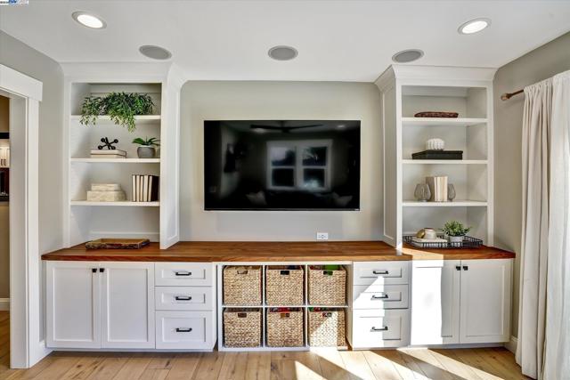 27 Serene Ct, Danville CA: https://media.crmls.org/mediaz/26430eec-3884-4790-86cb-afb4305bf601.jpg