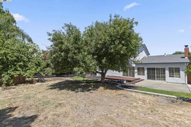 1927 Foxswallow Cir, Pleasanton CA: https://media.crmls.org/mediaz/264330f8-d97f-43fe-bbe4-9cb21a4fe77e.jpg