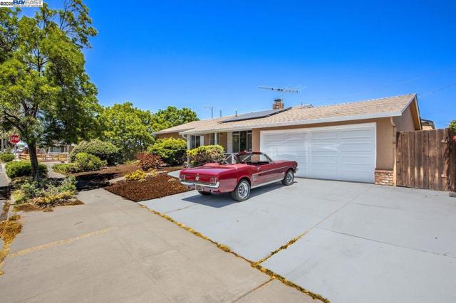 40122 Besco Dr, Fremont CA: https://media.crmls.org/mediaz/264387af-3ce6-4866-a54c-d603c67864d2.jpg