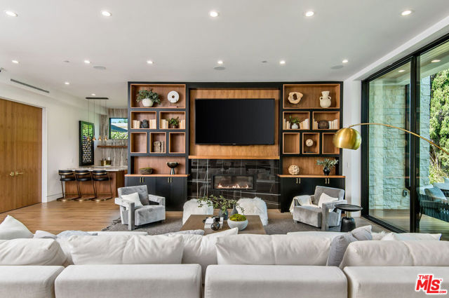 4544 Woodley Avenue, Encino CA: https://media.crmls.org/mediaz/2643df9b-a4d2-4198-87a4-9223a24c6553.jpg