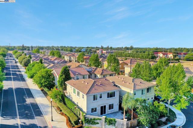 269 Alta St, Brentwood CA: https://media.crmls.org/mediaz/264598bd-6475-48a9-92ae-39c046c3d5a7.jpg
