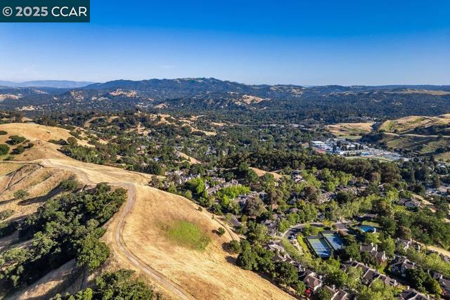 410 Beacon Ridge Lane, Walnut Creek CA: https://media.crmls.org/mediaz/2645e06f-4a15-450c-ad1e-798918c5fc0b.jpg