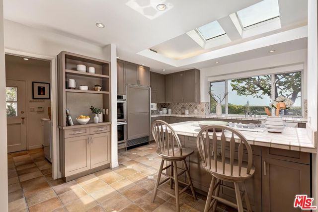 251 Ashdale Avenue, Los Angeles CA: https://media.crmls.org/mediaz/2646d015-096e-47fc-b1e2-90f1bfff354d.jpg