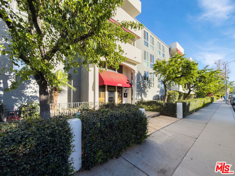 5454 Zelzah Avenue #306