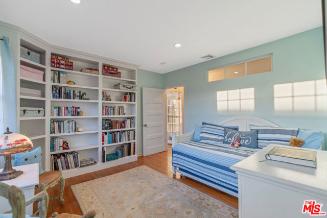 41 Vicente Terrace, Santa Monica CA: https://media.crmls.org/mediaz/26474499-2500-4a93-8f27-86a0cd022391.jpg