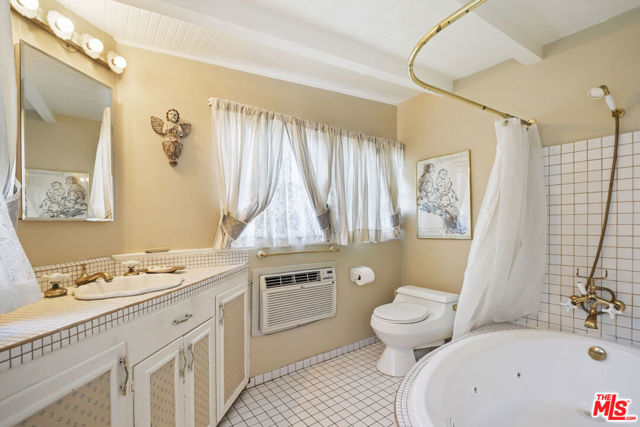 1326 Cordova Avenue, Glendale CA: https://media.crmls.org/mediaz/2647d94f-69b9-40df-8109-a69d542f5f3a.jpg