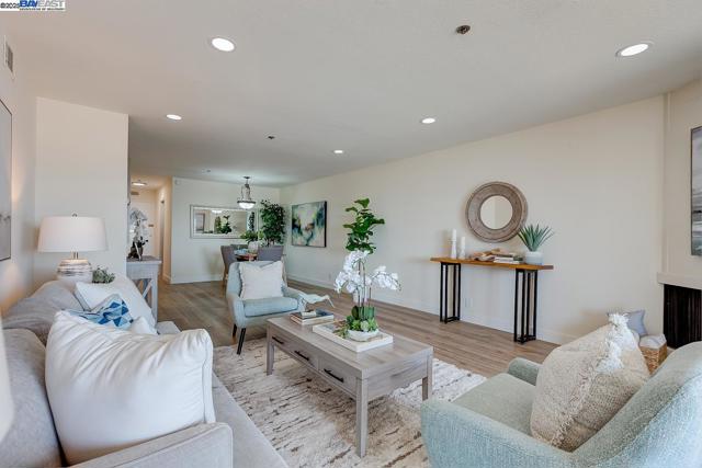 1001 Shoreline Dr, Alameda CA: https://media.crmls.org/mediaz/2648a30e-3cba-4d0a-8d82-0acf51f8ea4b.jpg