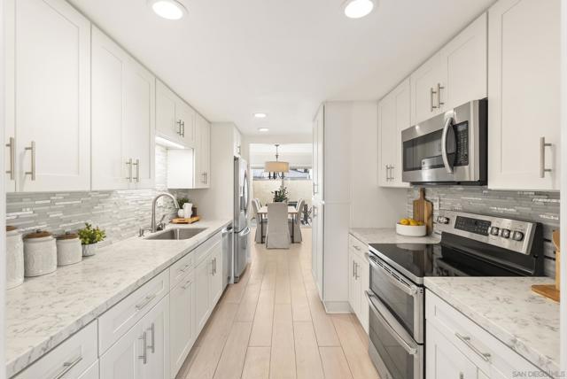 8871 Caminito Primavera, La Jolla CA: https://media.crmls.org/mediaz/2648b1bc-6abb-4d5d-a0ff-703ab13092f8.jpg