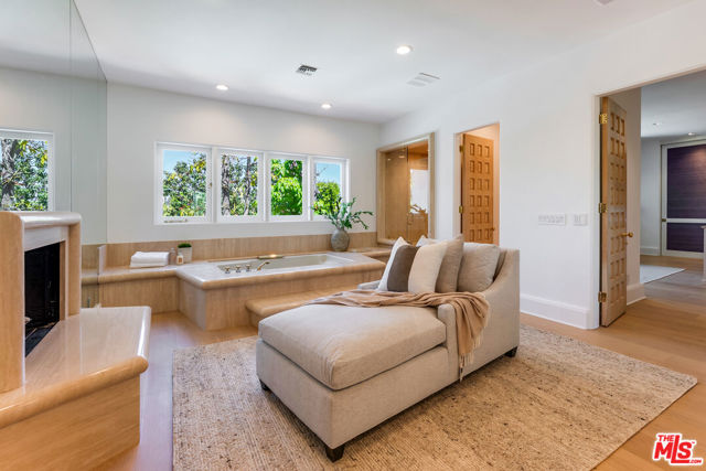 812 N Bedford Drive, Beverly Hills CA: https://media.crmls.org/mediaz/2648ce8c-8aa9-4604-ae6c-b99f94db9fd5.jpg