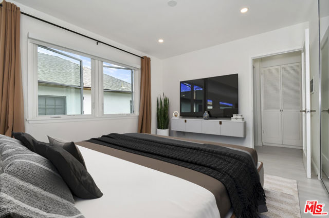 1032 19th Street, Santa Monica CA: https://media.crmls.org/mediaz/264955c0-be48-4caf-a8d7-7af3ebbf19f2.jpg