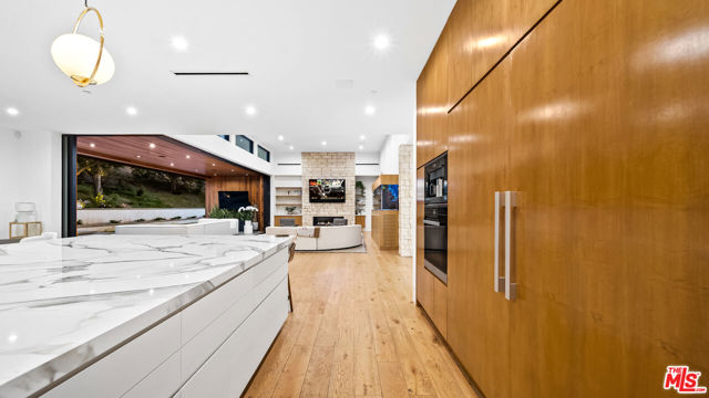 18762 Wells Drive, Tarzana CA: https://media.crmls.org/mediaz/264a58b3-16f2-44a4-aa0b-b4a887926709.jpg
