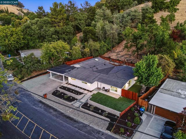 1717 Springbrook Rd, Lafayette CA: https://media.crmls.org/mediaz/264a9f49-285c-4bc8-b771-563d0f1a2a14.jpg