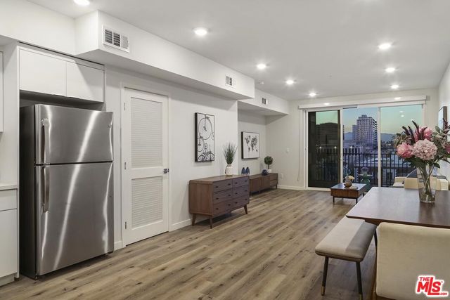 2783 Francis Avenue, Los Angeles CA: https://media.crmls.org/mediaz/264cc6af-c0e5-4ca8-8818-af754caf3ec6.jpg