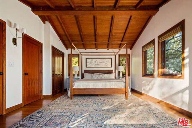 2415 Castilian Drive, Los Angeles CA: https://media.crmls.org/mediaz/264d392e-86df-48e9-960f-06f22bcd8793.jpg
