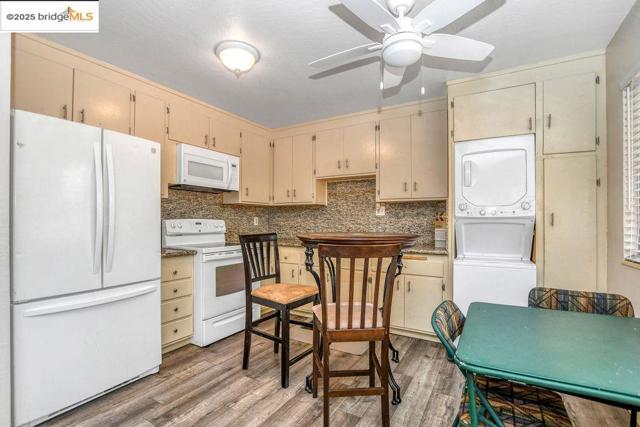 3300 Brookdale Ave, Oakland CA: https://media.crmls.org/mediaz/264da42f-7406-47cb-83d1-45e805b90693.jpg