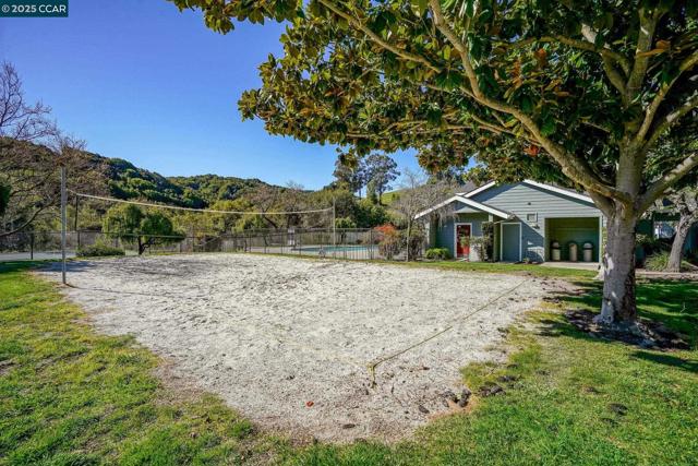 7540 Canyon Meadow Cir, Pleasanton CA: https://media.crmls.org/mediaz/264e4959-16e2-4622-a181-4124c8a80834.jpg